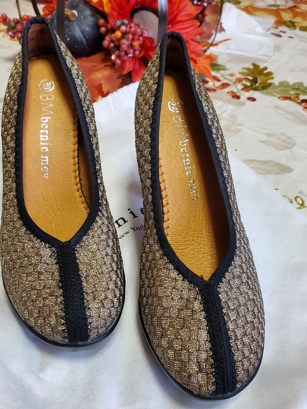 (8-US/39EU) Bernie Mev Black & Gold Heels NWOT